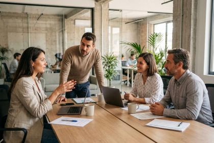 Équipe multiculturelle en réunion autour d'une table de bureau moderne, illustrant la diversité au travail