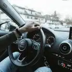 agent commercial dans une voiture