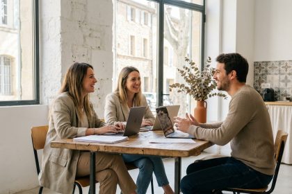 Groupe de professionnels en coworking à Aix en Provence