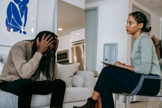 Psychologue en consultation avec un patient dans un cadre chaleureux